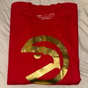 Mitchell & Ness Men’s XL HAWKS Red Tee with Gold Logo